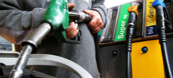 Benzina non conforme: il proprietario della pompa di benzina risarcisce il danno della riparazione all’automobilista che ha trovato acqua nel serbatoio