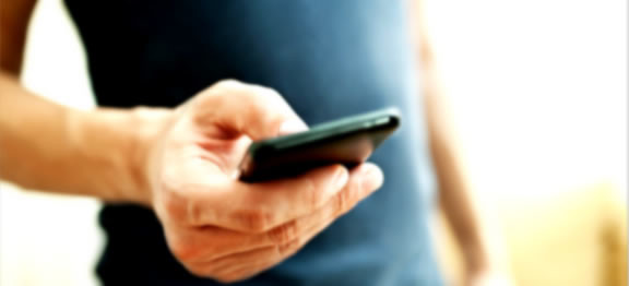 Gli sms intercettati sul cellulare del coniuge valgono come prova del tradimento per richiedere l’addebito