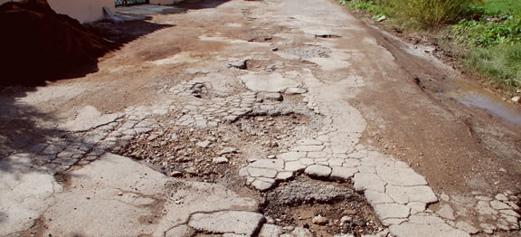 Una recente sentenza conferma che è necessaria la prova in caso di caduta per un’insidia posta sulla strada: le foto non bastano per ottenere il risarcimento