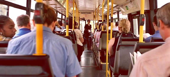 Incidenti stradali sui mezzi pubblici come autobus, pullman, metropolitana e tram: la responsabilità per il pagamento dei danni